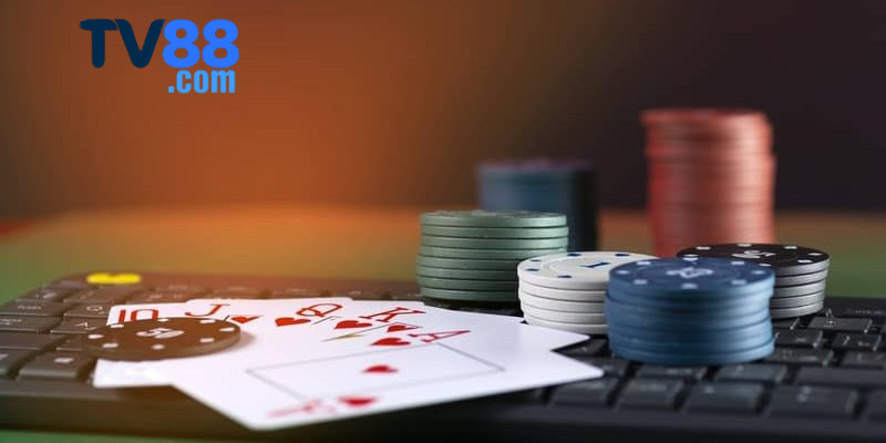 Không nên ra bài trước trên bàn poker online